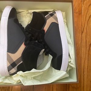Burberry men sneakers in brand new conditions